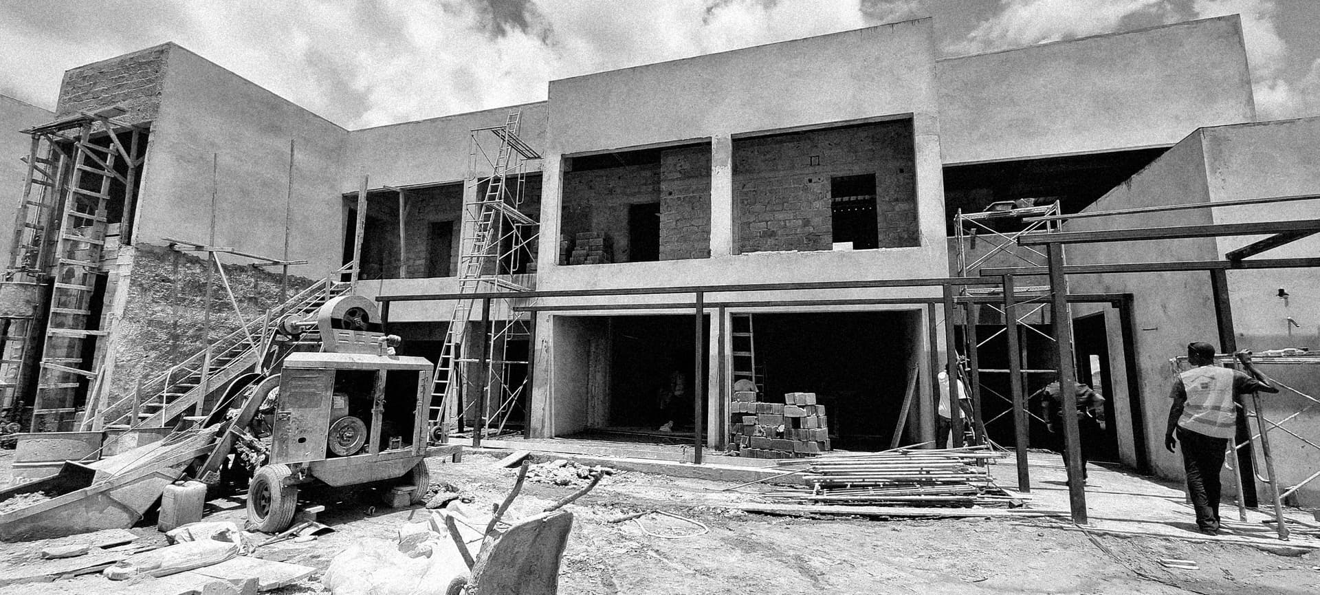 La matière vient habiller la structure. Crépissage.